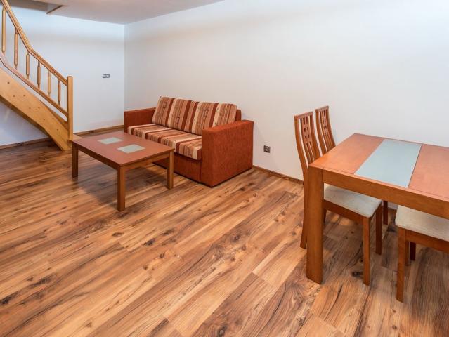 Apartmán č. 7 - obývací část s kuchyňským koutem