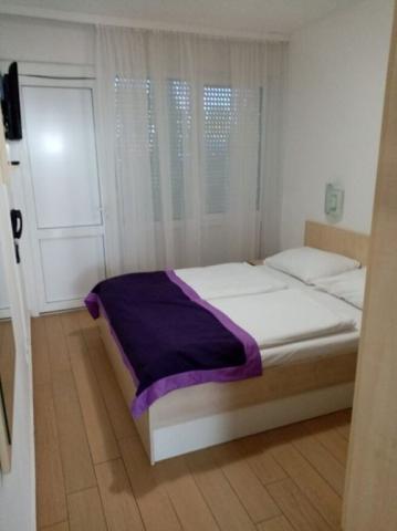 Malý 2lůžkový pokoj s balkonem stranou k moři, Hotel Slaven, CK