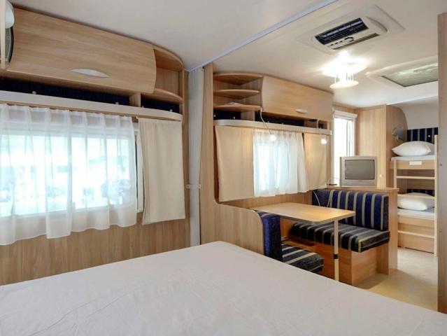 Caravan 6 METRI LS, Manželská postel 190 x 130 / 150 cm, Sant A