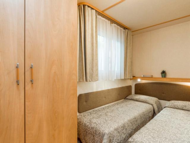 Mobilní dům Maxi Caravan S5, Dvě oddělené postele 190 x 65 cm, 