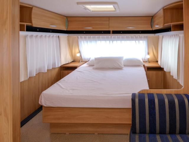 Caravan 6 METRI LS, Manželská postel 190 x 130 / 150 cm, Sant A