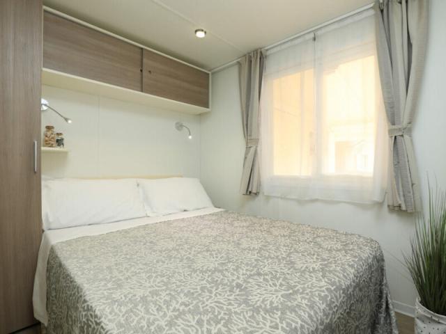 Mobilní dům Maxi Caravan Comfort Tre, Manželská postel 200 x 14