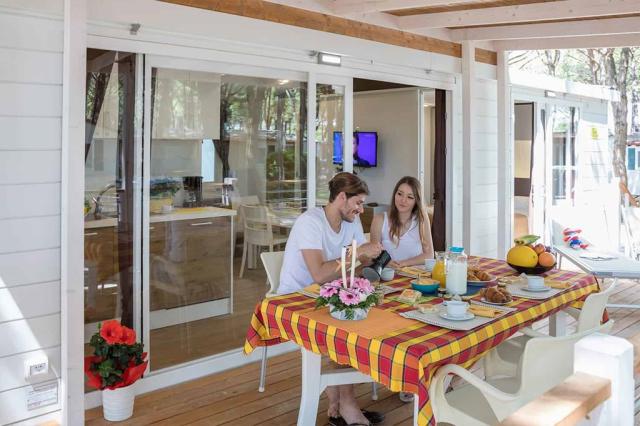Mobilní dům Torcello Platinum (29,6 m2 + 15 m2), Camping Vela B