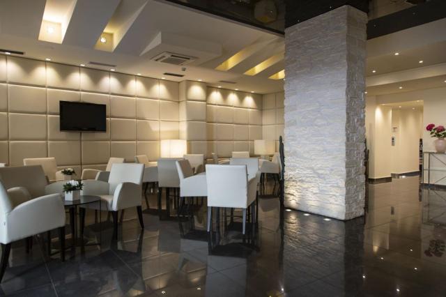 Hotel Antico Borgo, Riva del Garda, Gardské jezero, Itálie, CK 