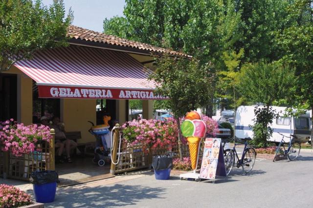 Camping Bella Italia, Peschiera del Garda, Lake Garda, Itálie, 