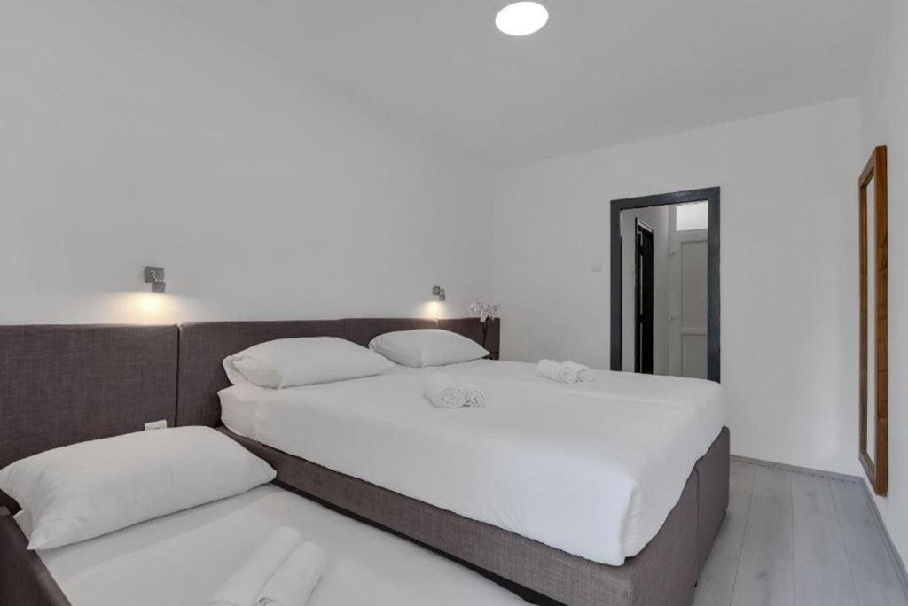 2lůžkový pokoj Standard s přistýlkou a balkonem, Hotel Alem, CK