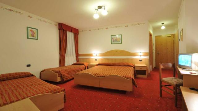 4lůžkový pokoj TIROLIA, Hotel Adamello, CK 