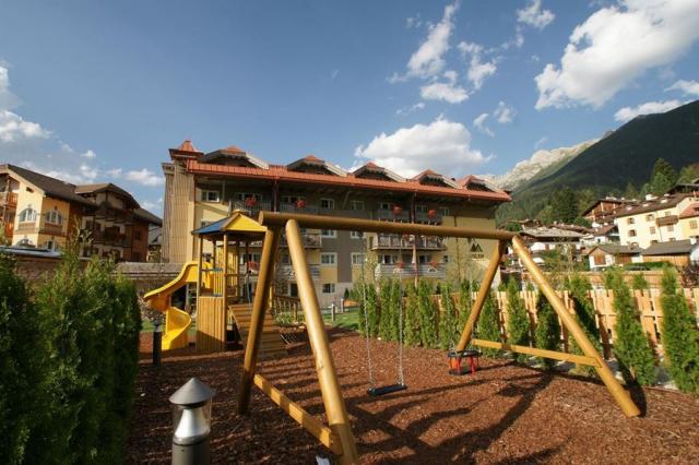 Dolomiti Clubres Adler Aparthotel, Moena, Alpe Lusia, Val di Fa