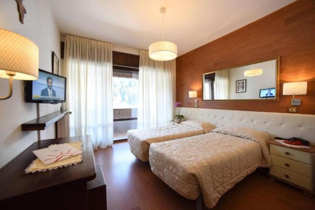 3lůžkový pokoj, Hotel Corona, Mareson di Zoldo, Itálie, CK 