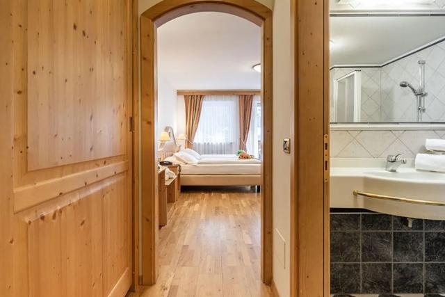 2lůžkový pokoj Superior (35 m2), Hotel Gran Chalet Soreghes, CK