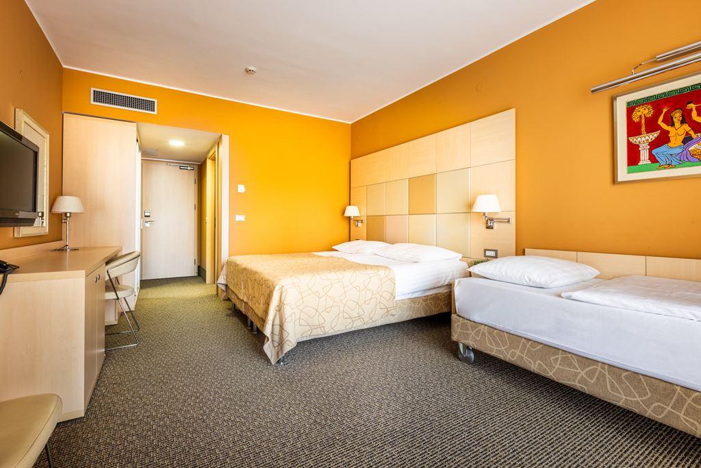 2lůžkový pokoj s přistýlkou, Hotel Mirta, CK