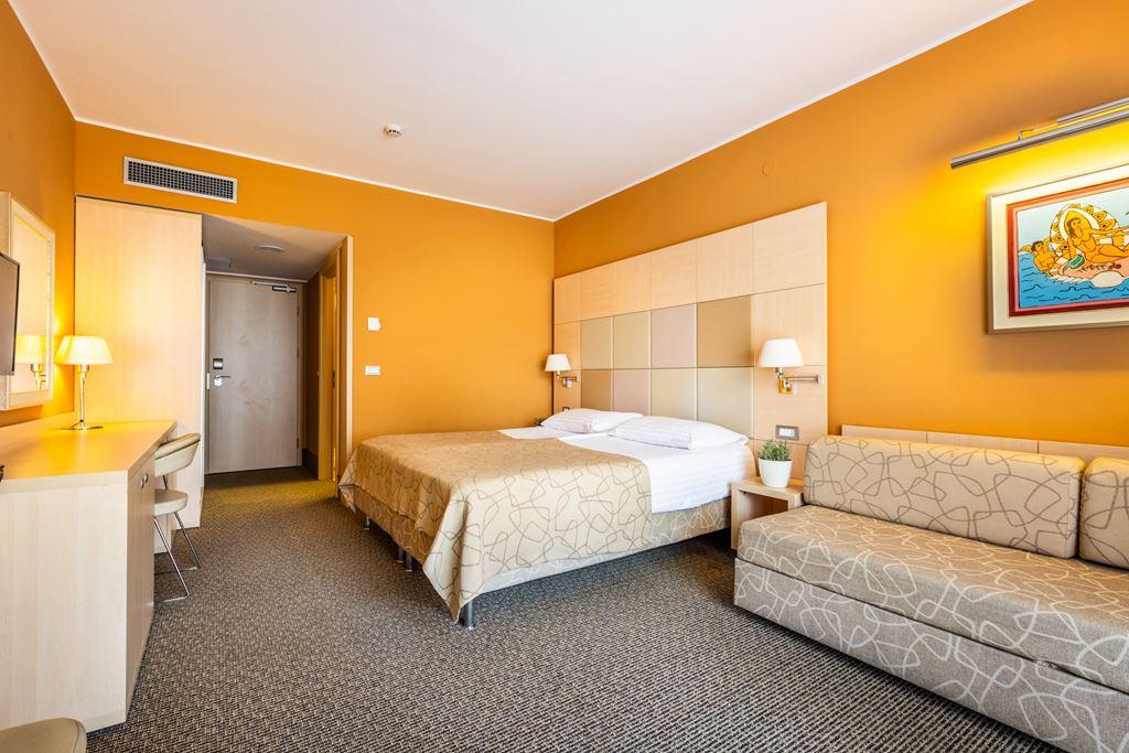 2lůžkový pokoj s přistýlkou, Hotel Mirta, CK