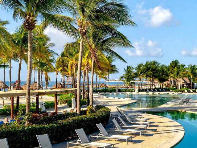 BlueBay Grand Esmeralda