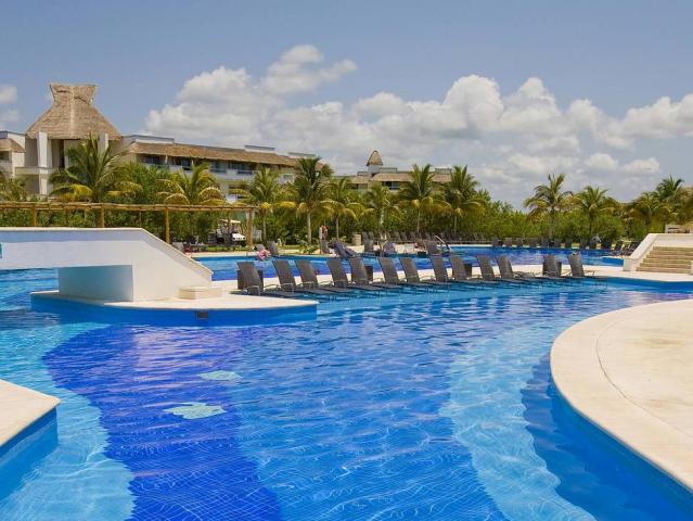 BlueBay Grand Esmeralda