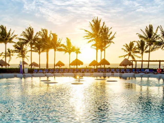 BlueBay Grand Esmeralda
