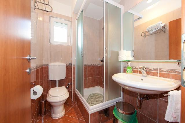 Koupelna apartmánu pro 2+3 osoby, Vila Pavica, Tučepi, Chorvats