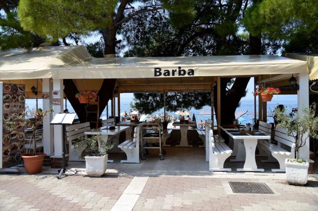 Restaurace Barbra kde probíhají večeře, Tučepi, Chorvatsko, CK