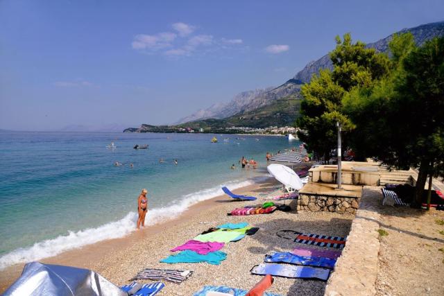 Pláž v letovisku Tučepi, Makarska, Chorvatsko, CK
