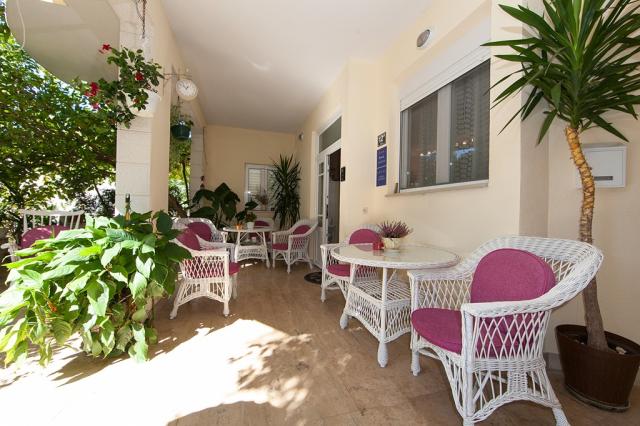 Posezení u Vila Pavice, Tučepi, Chorvatsko, CK