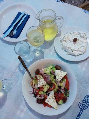 CK,  řecký salát, tzatziki a retsina