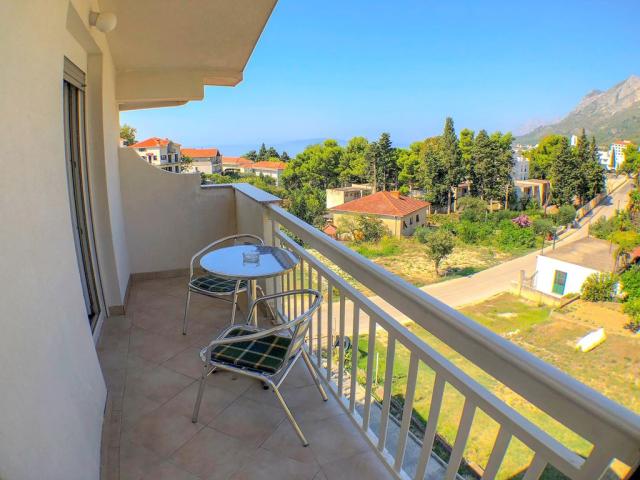 CK Sara balkon studia
