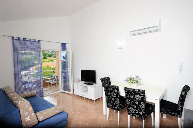 CK Gradac Vila Biokovo apartmán 2+2 (č.7) jídelna