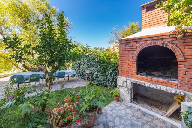 CK Chorvatsko Gradac Vila Slavena gril s posezením na zahradě