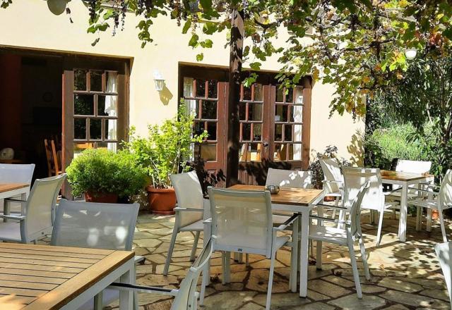 Venkovní jídelna hotelu Saily Beach v Koropi, poloostrov Pelion
