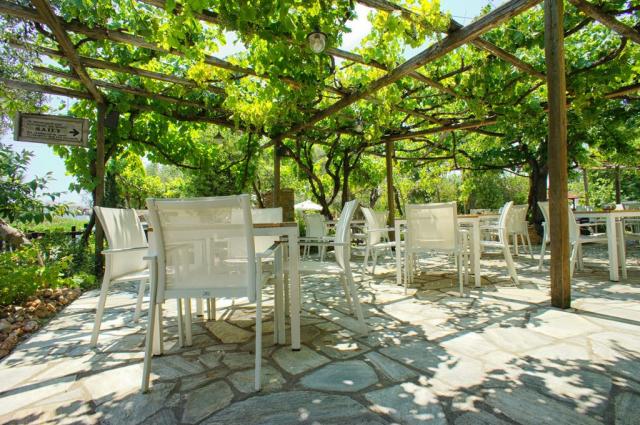 Venkovní restaurace hotelu Saily Beach, Koropi, Pelion, Řecko, 