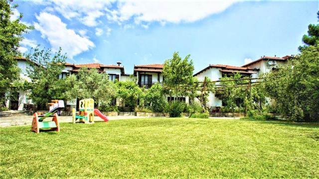 Hotel Saily Beach se nachází v letovisku Koropi na poloostrově 