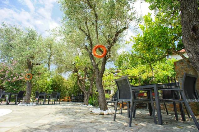 CK  Hotel Saily Beach, posezení u bazénu, Koropi, Řecko