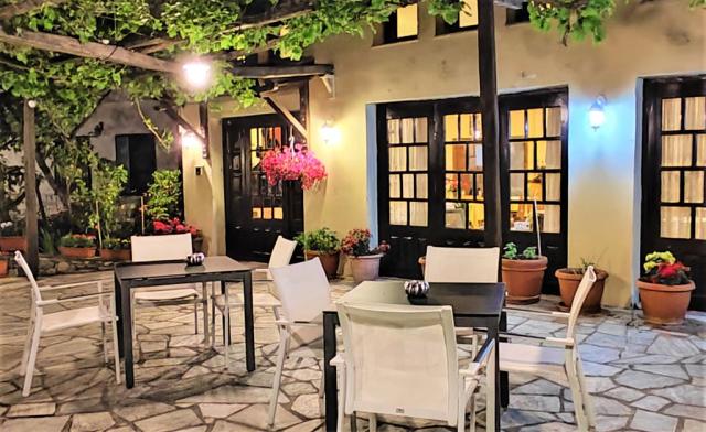 Hotel Saily Beach, venkovní posezení s noční atmosférou, Koropi
