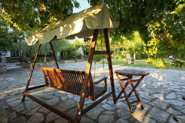 Velká zahrada hotelu Saily Beach, Koropi, Pelion, Řecko, CK