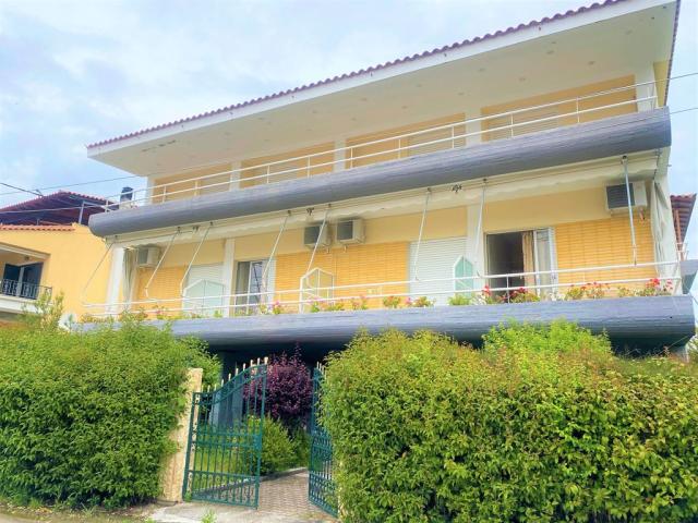 Villa Nikos - hlavní vstup, letovisko Pefki, ostrov Evia, Řecko