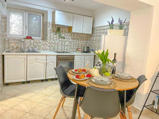 CK Gradac studio Mari a Kiara kuchyně s jídelním koutem