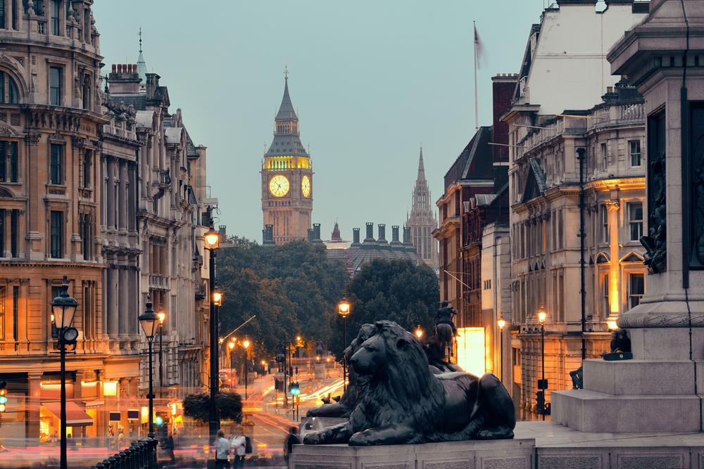 CK, Londýn, večer na Trafalgar Square