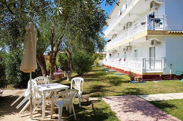 CK Sidari apartmánový dům Gela posezení
