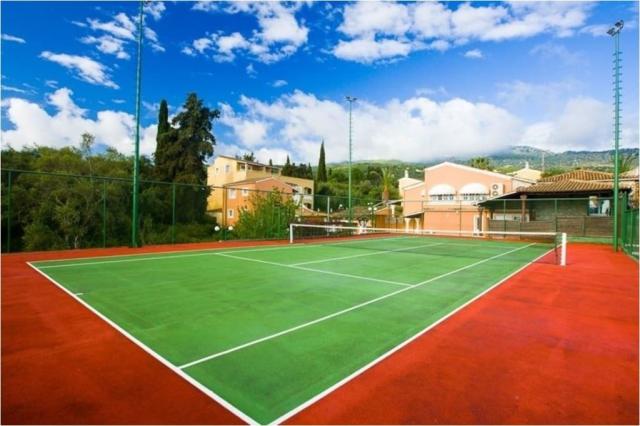 Tenisové kurty, Michelangelo Resort, Kassiopi, Korfu, Řecko, CK