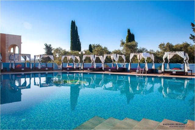 Bazén v Michelangelo Resort,  Kassiopi, Korfu, Řecko, CK