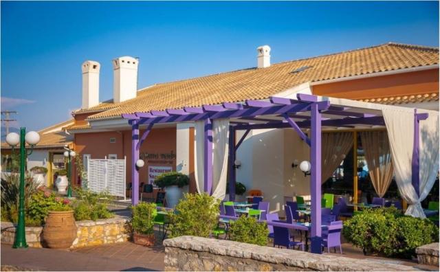 Venkovní posezení v Michelangelo Resort, Kassiopi, Korfu, Řecko