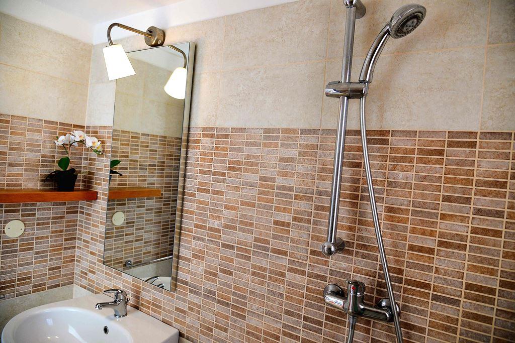 Koupelna ve dvoulůžkovém pokoji, hotel Lima, Lido di Savio, Itá