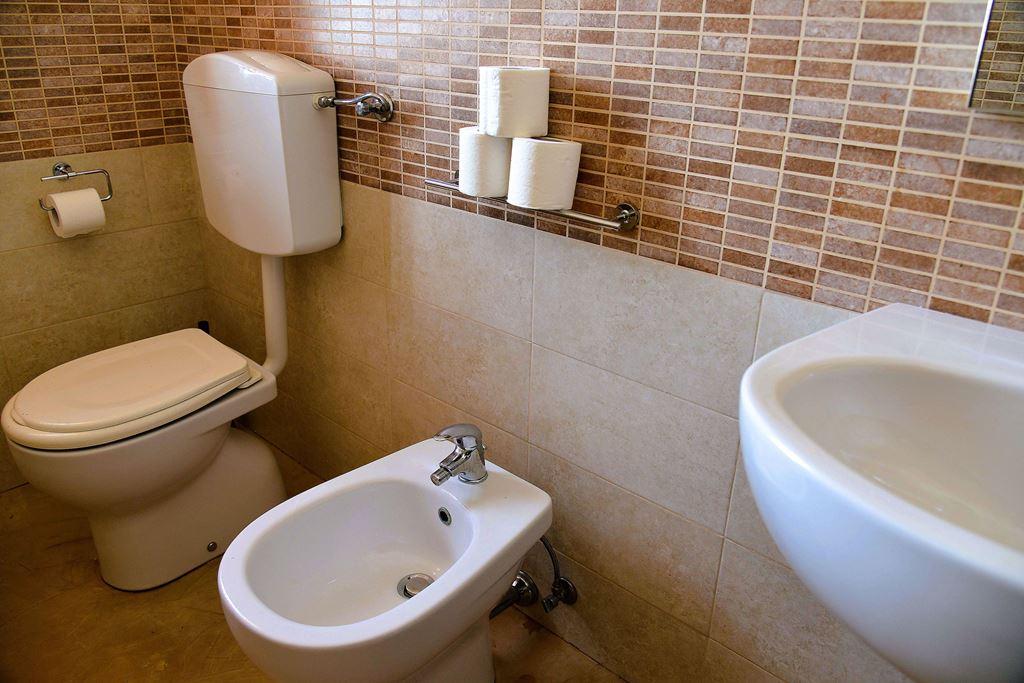 koupelna, hotel Lima, Lido di Savio, Itálie, CK