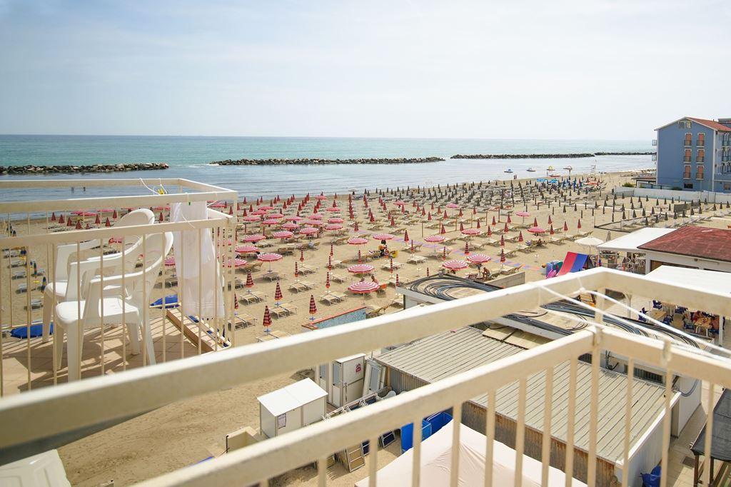 Výhled z balkonu, hotel Lima, Lido di Savio, Itálie, CK CK
