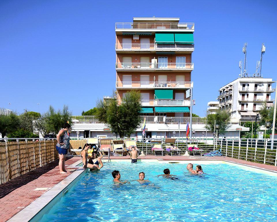 bazén v hotelu Lima, Lido di Savio, Itálie, CK