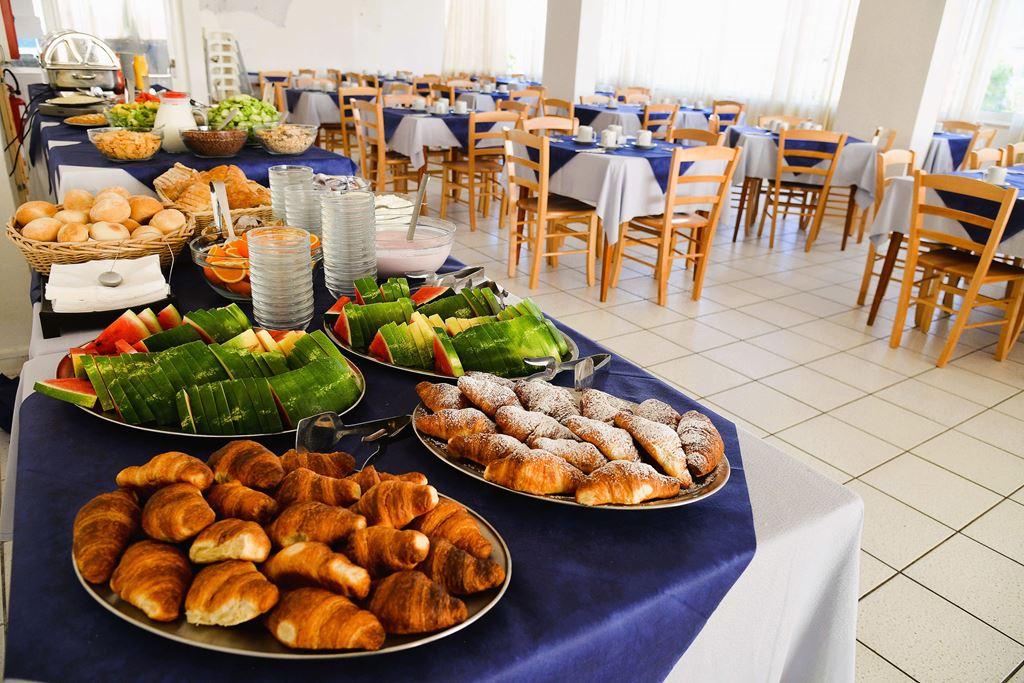 Hotel Lima, snídaně, letovisko Lido di Savio, Itálie, CK CK