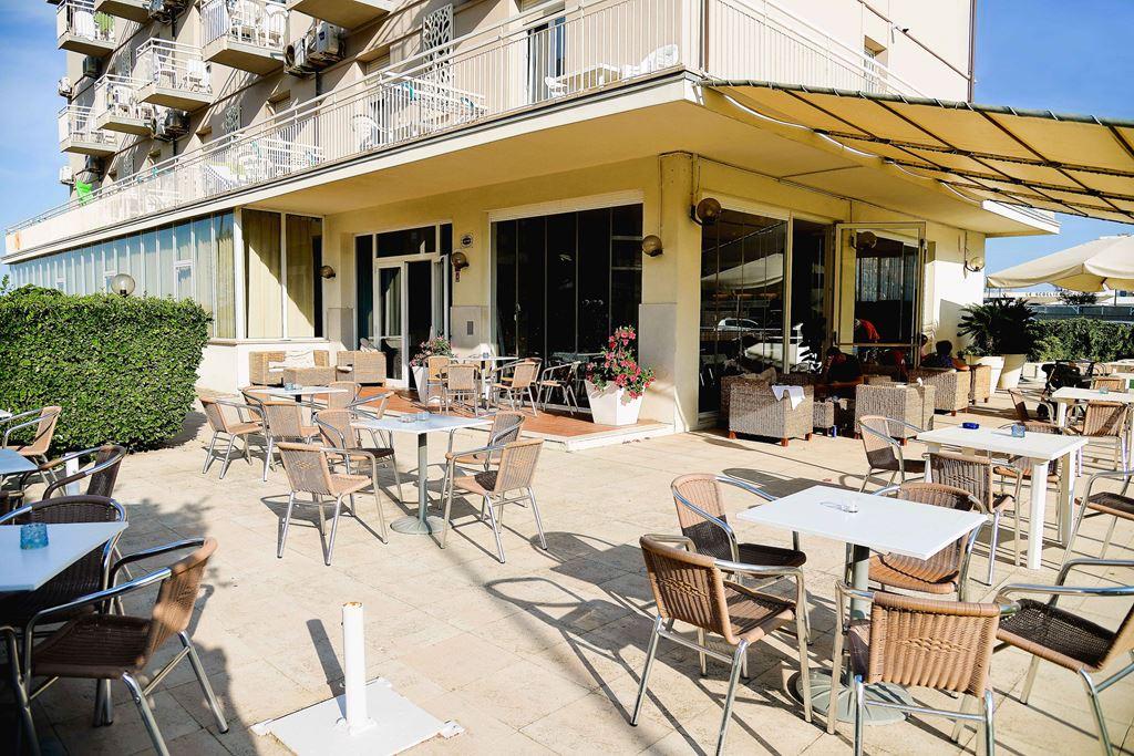 Venkovní posezení u hotelu Lima, Lido di Savio, Itálie, CK