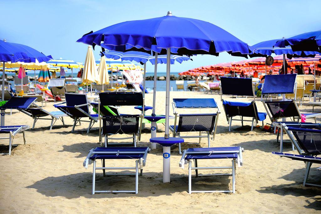 Lehátka a slunečníky u hotelu Lima, Lido di Savio, Itálie, CK