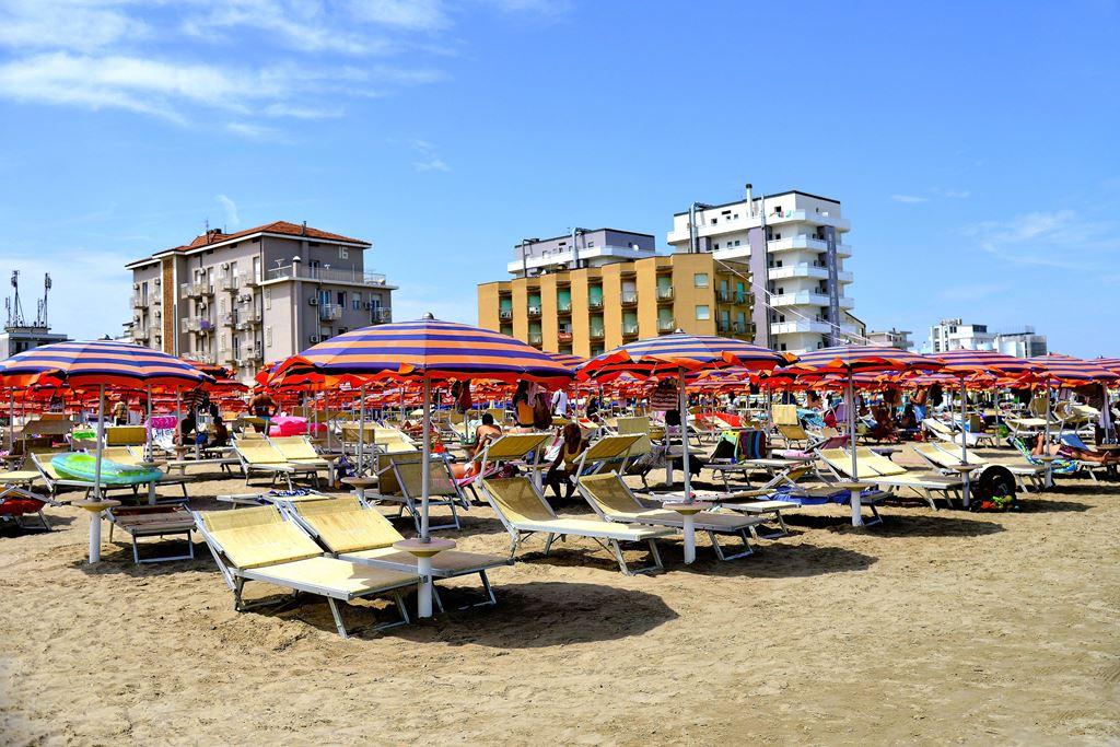 Písečná pláž u hotelu Lima v Lido di Savio, Itálie, CK