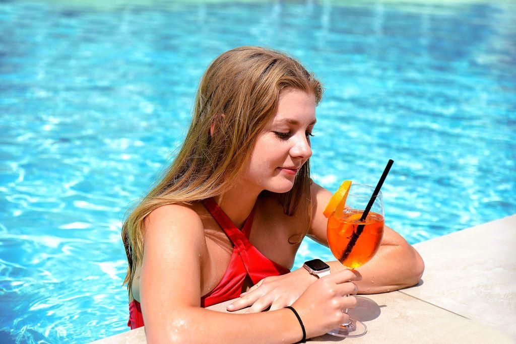 U hotelového bazénu, hotel Lima, Lido di Savio, Itálie, CK