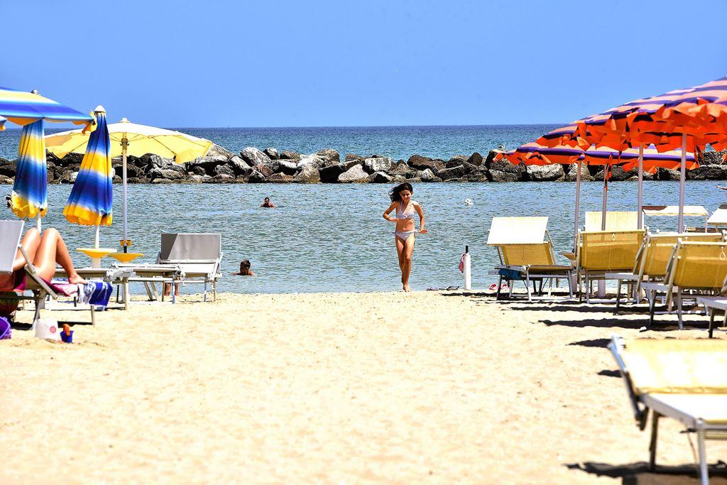 Pláž u hotelu Lima, letovisko Lido di Savio, Itálie, CK